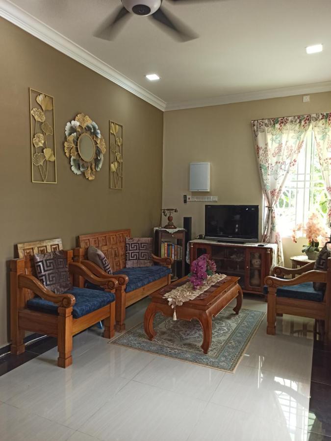 Darney'S Homestay Kg Bangau Tanjung Темерлох Экстерьер фото